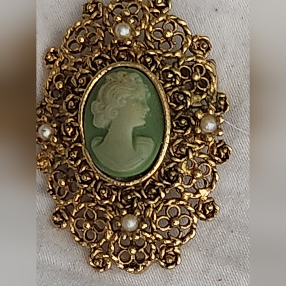 Vintage Green and Ivory Cameo , Filigree goldtone with faux pearls. 1940 era - Picture 13 of 16
